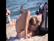 Ältere Paare sind hemmungslos am Strand