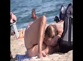 Nackt am strand paar