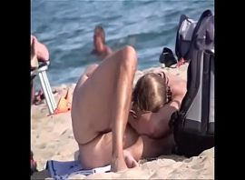 Ältere Paare sind hemmungslos am Strand