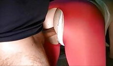 Durch Leggings und am Tanga vorbei wird sie gefickt