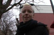 Dürre deutsche Blondine mit kleinen Titten wird abgeschleppt