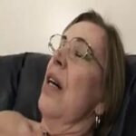 Deutsche Oma Ingrid masturbiert und bläst