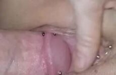 Schwanz mit Piercings stopft dicke Freundin