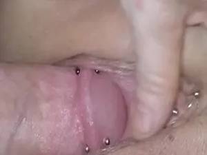 Schwanz mit Piercings stopft dicke Freundin