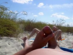 Freundin reitet am Strand und er spritzt auf den Bauch