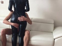 Brünette Amateurin im Wetlook-Catsuit wird gefickt